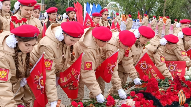 Возложение цветов к Вечному огню.